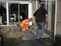 Natuurtegels gelegd in stabilisatie van zand / cement.